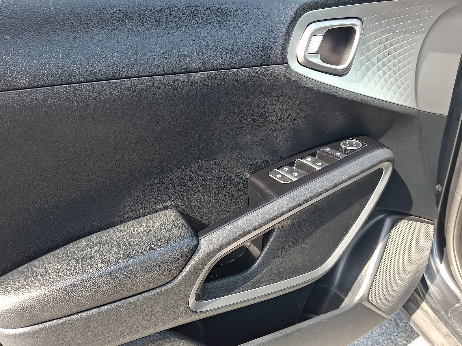 Used 2023 Kia Soul LX w/ LX Technology Package FWD image 12