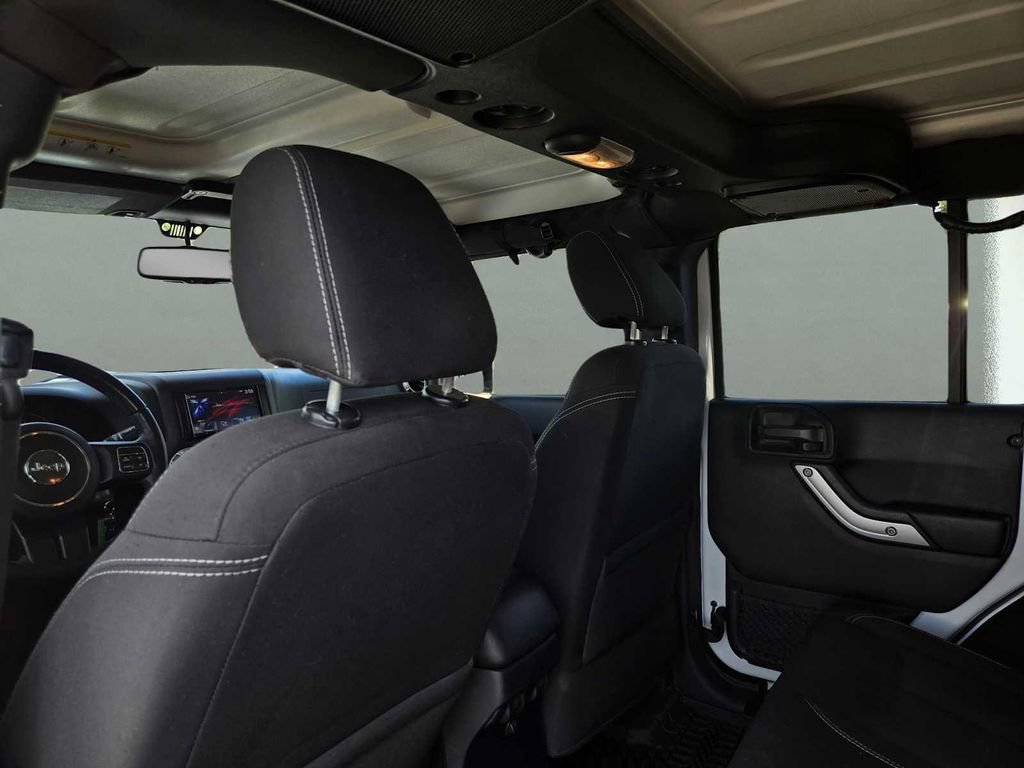 Used 2018 Jeep Wrangler Unlimited Sahara AWD/4WD image 15