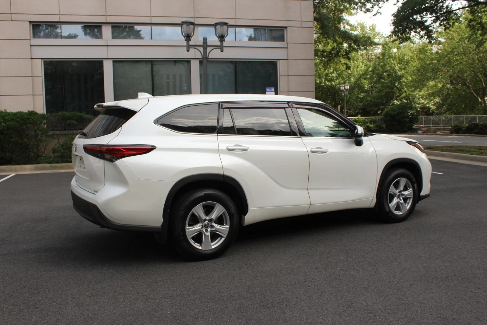 Used 2020 Toyota Highlander L AWD/4WD image 7