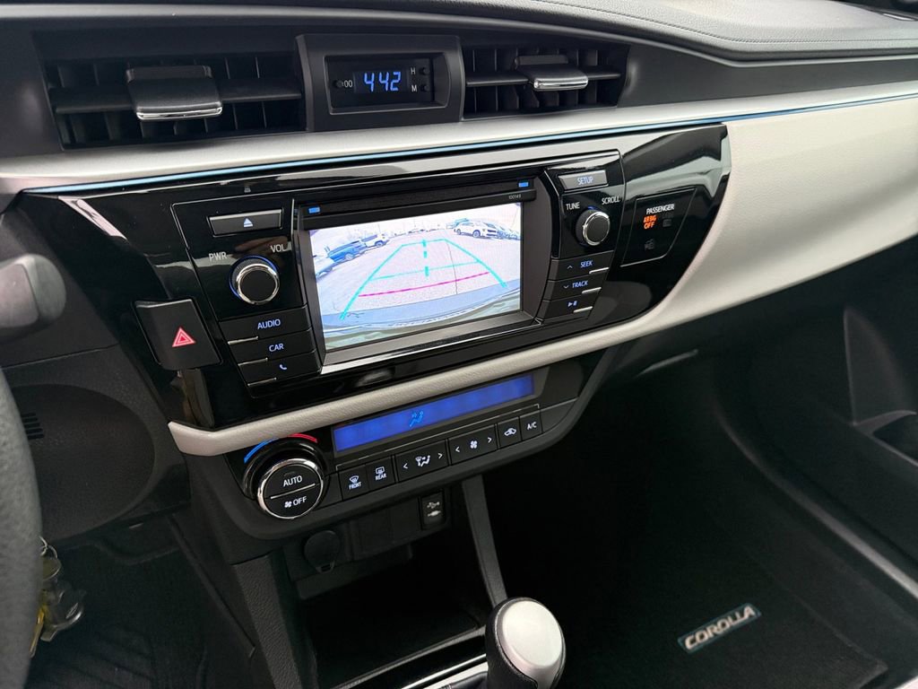 Used 2015 Toyota Corolla LE image 18
