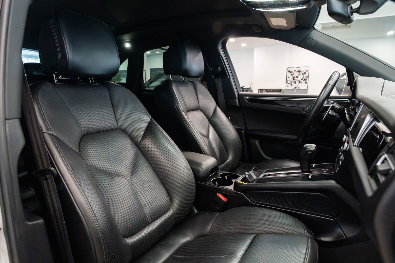 Used 2022 Porsche Macan w/ Premium Package Plus image 9