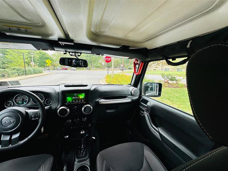 Used 2018 Jeep Wrangler Unlimited Sahara w/ Connectivity Group image 30