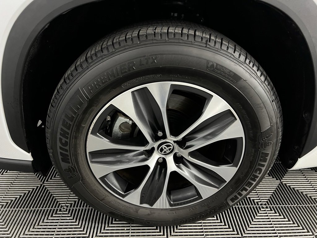 Used 2025 Toyota Highlander XLE image 11