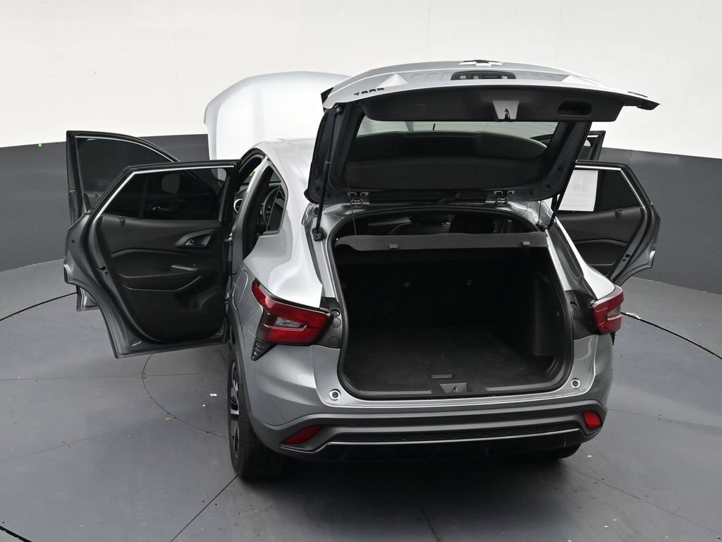 Used 2025 Chevrolet Trax RS FWD image 32