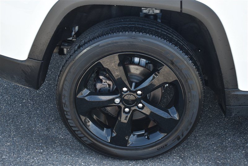 Used 2023 Jeep Grand Cherokee Altitude AWD/4WD image 3