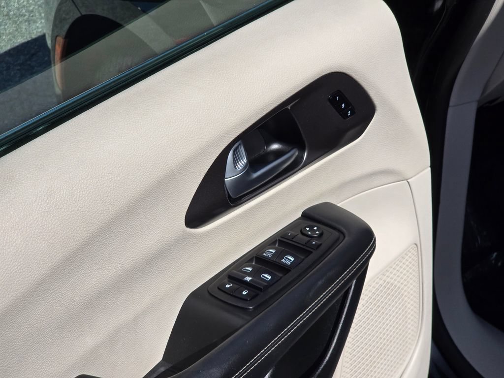 Used 2024 Chrysler Pacifica Touring-L FWD image 37