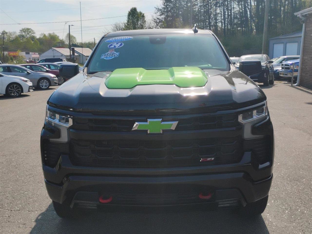 Used 2024 Chevrolet Silverado 1500 LT Trail Boss w/ Convenience Package II AWD/4WD image 2