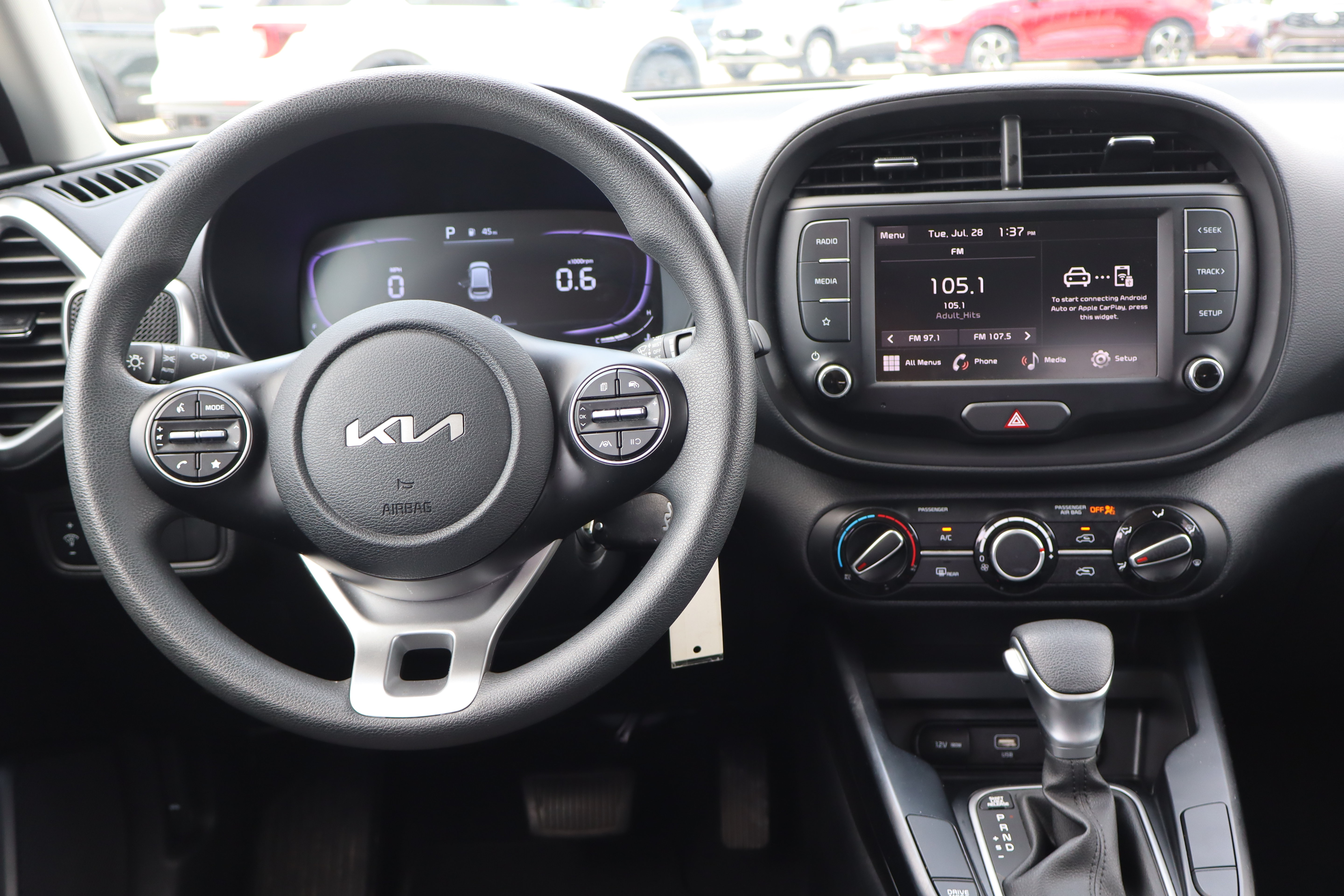 Used 2025 Kia Soul LX w/ LX Technology Package FWD image 13