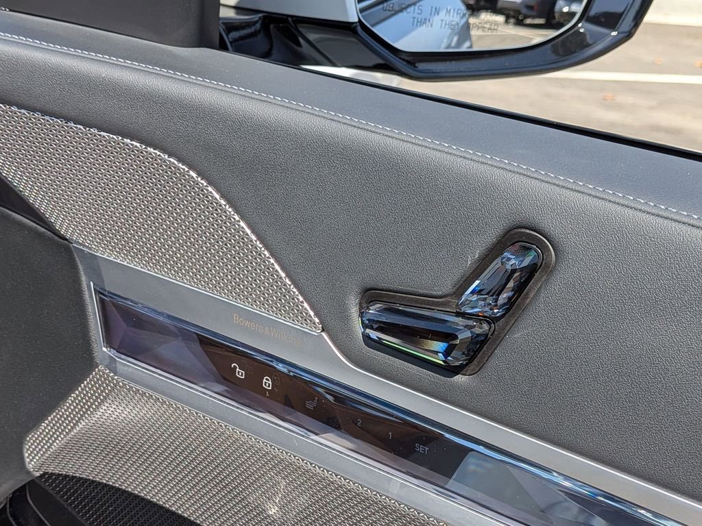 Used 2023 BMW 740i w/ Parking Assistance Package image 35