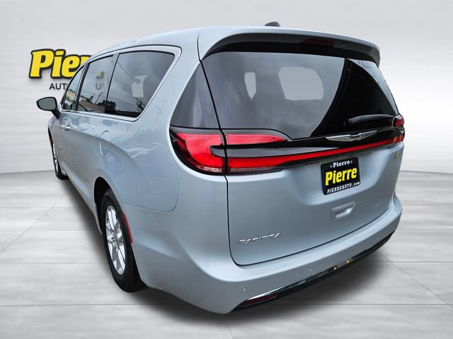 Used 2023 Chrysler Pacifica Touring-L FWD image 3