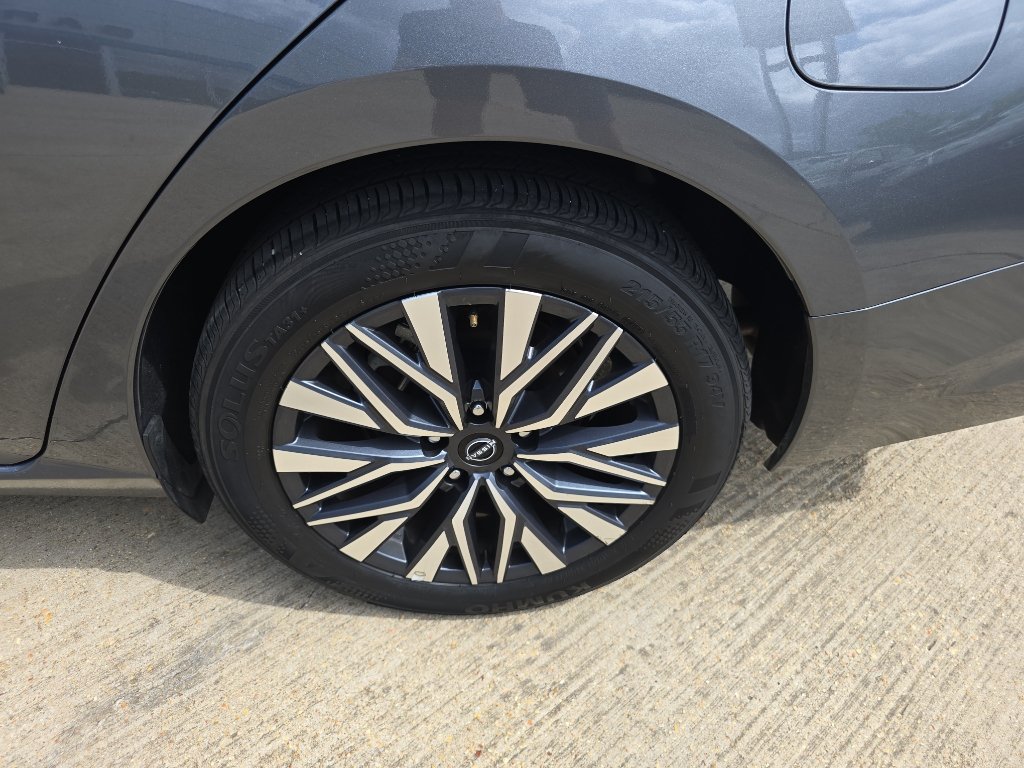 Used 2025 Nissan Altima 2.5 SV FWD image 12