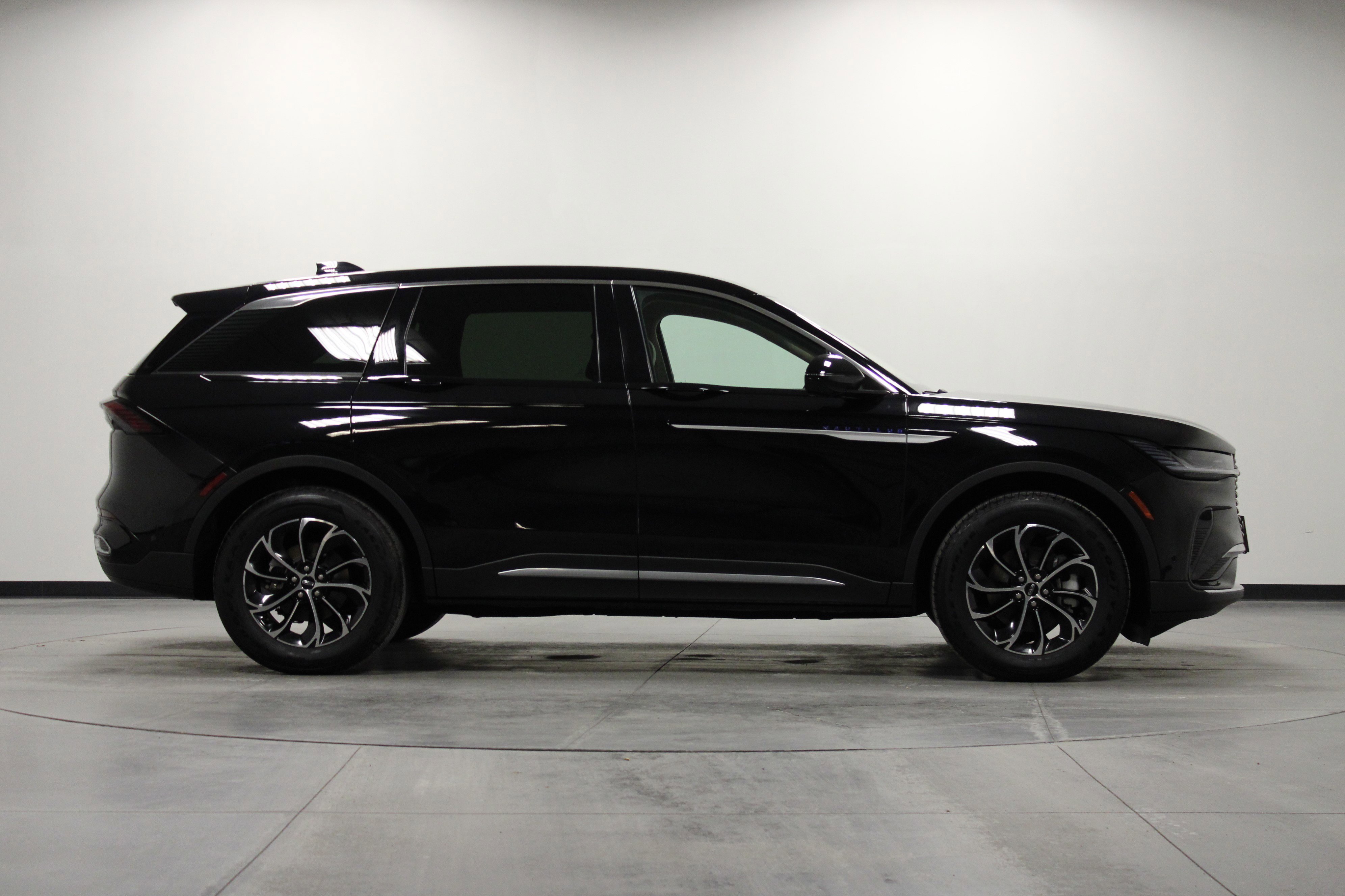 Used 2024 Lincoln Nautilus Premier image 3