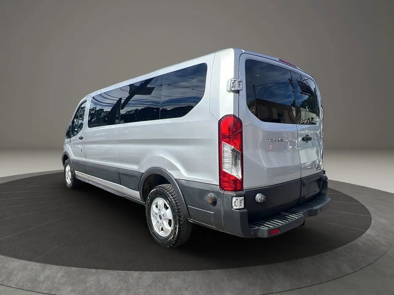 Used 2018 Ford Transit 350 XLT image 7
