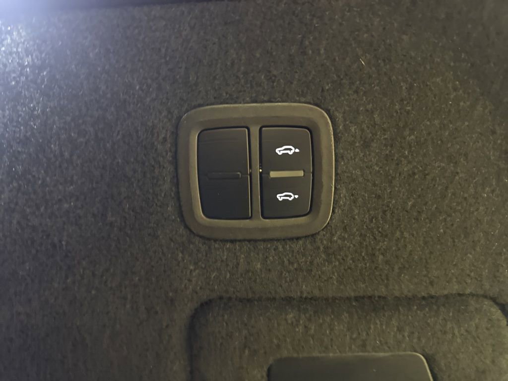 Certified 2023 Porsche Cayenne Platinum Edition image 39