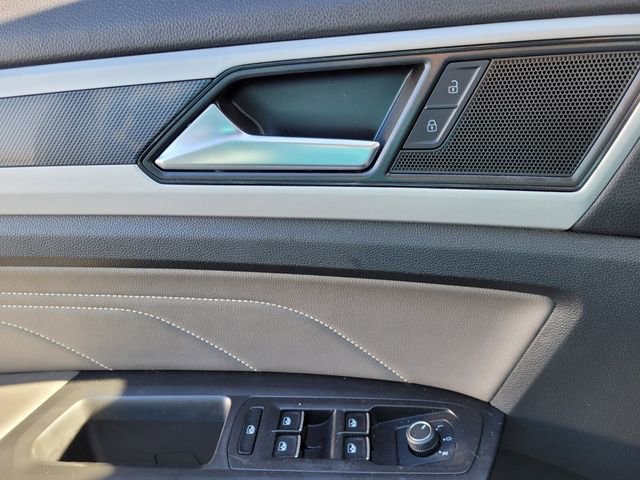 Used 2022 Volkswagen Atlas Cross Sport SEL R-Line AWD/4WD image 27