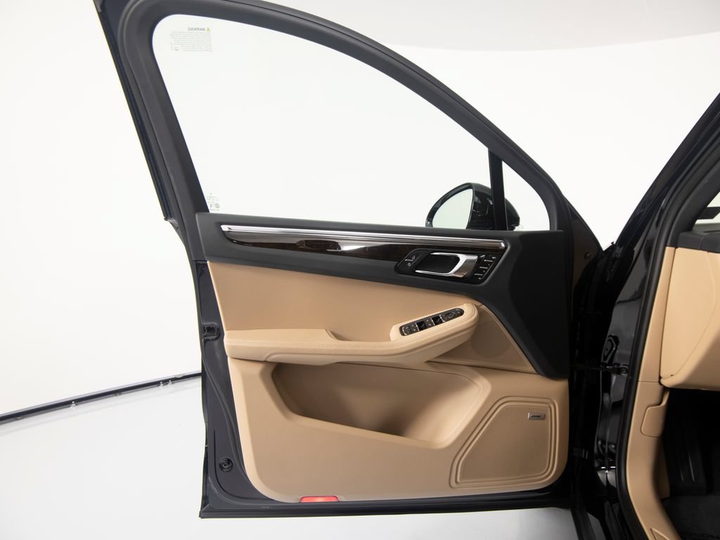 Certified 2026 Porsche Macan AWD/4WD image 19