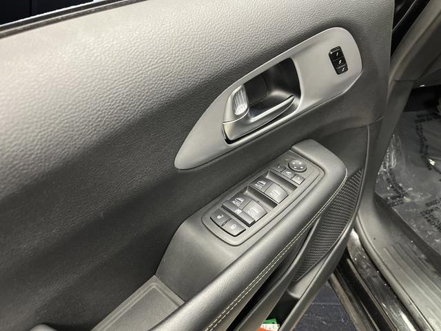 Used 2025 Chrysler Pacifica Limited image 27