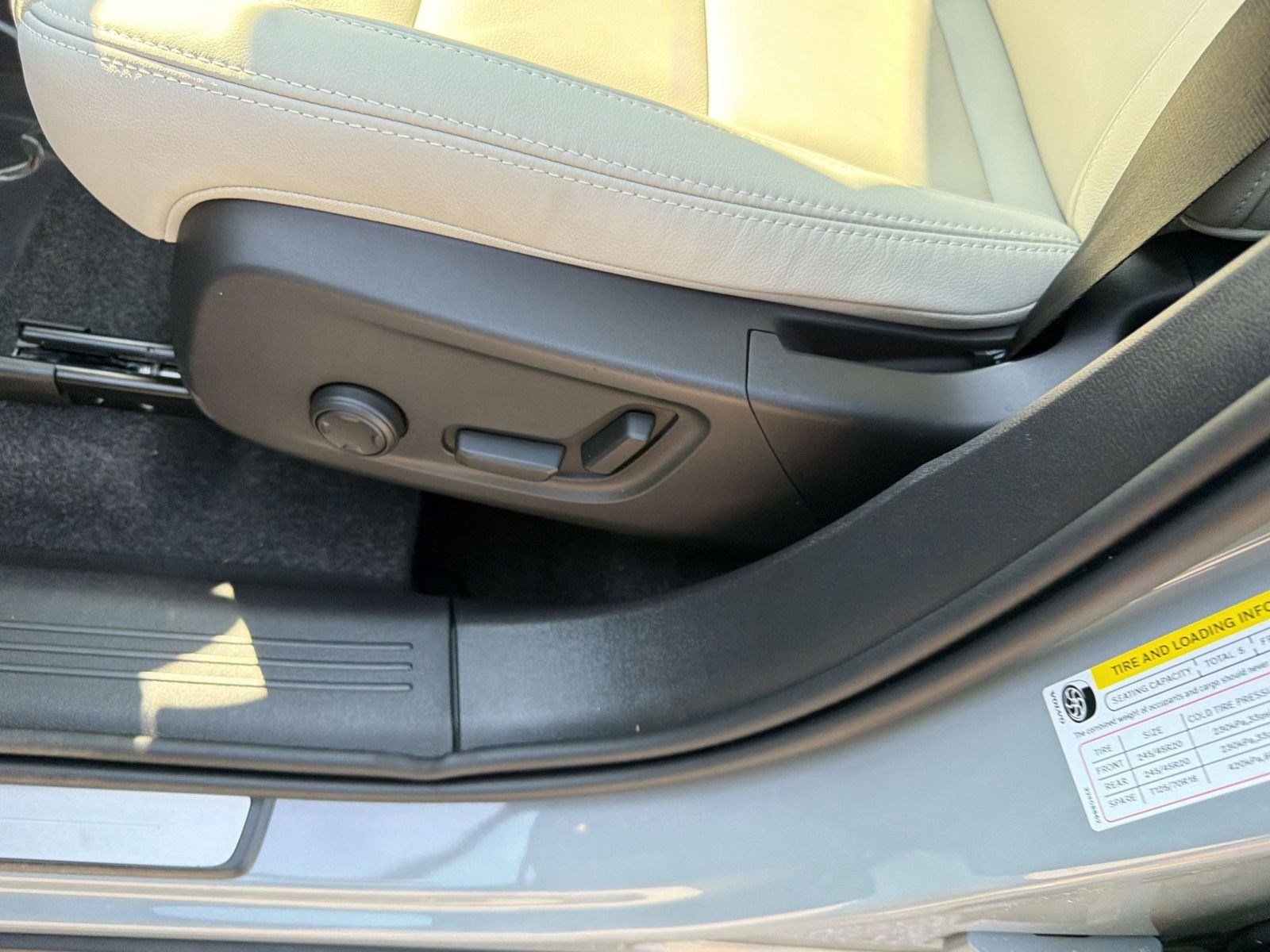 New 2026 Volvo XC40 B5 Ultra w/ Protection Package image 13