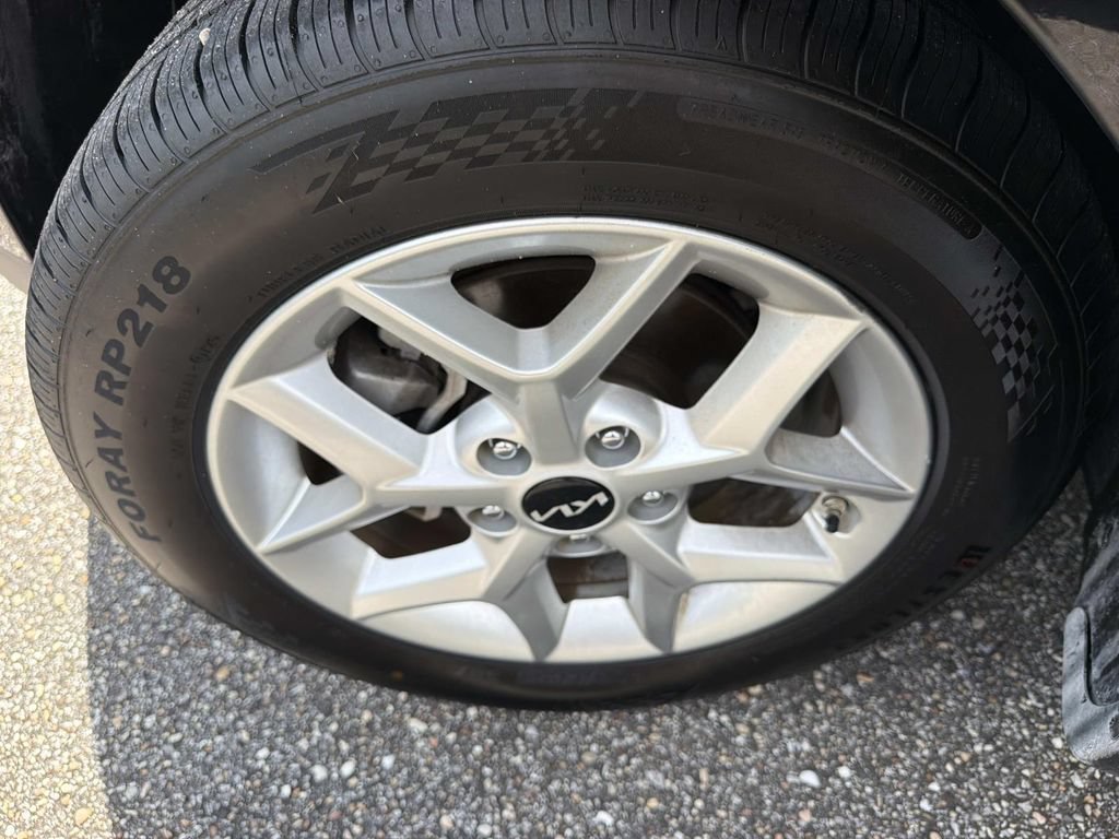 Used 2025 Kia Soul LX w/ LX Technology Package FWD image 14