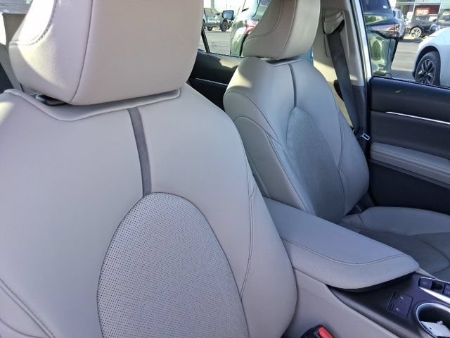 Used 2022 Toyota Camry XLE w/ Cold Weather Package FWD image 13