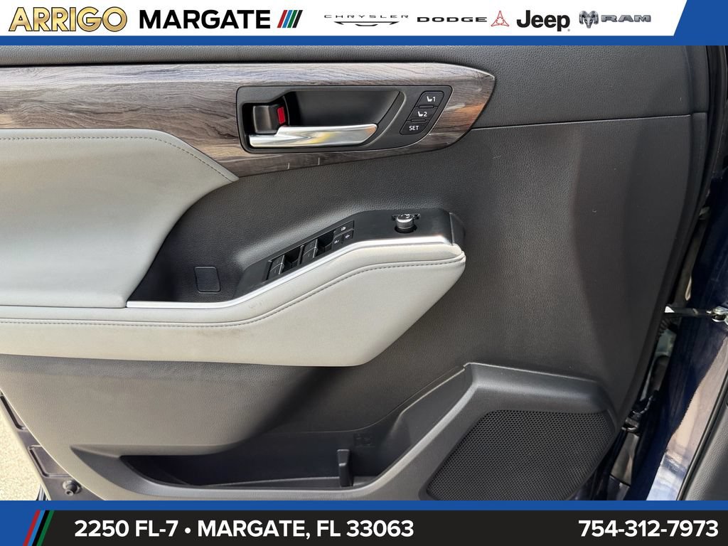 Used 2024 Toyota Highlander Platinum FWD image 40