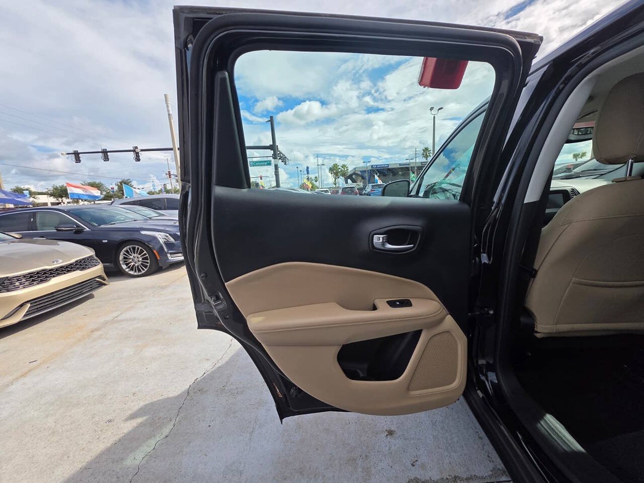 Used 2018 Jeep Compass Sport w/ Tech Group AWD/4WD image 2
