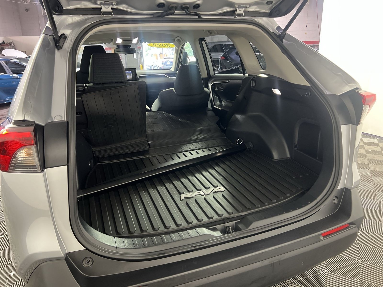 Used 2022 Toyota RAV4 LE AWD/4WD image 27