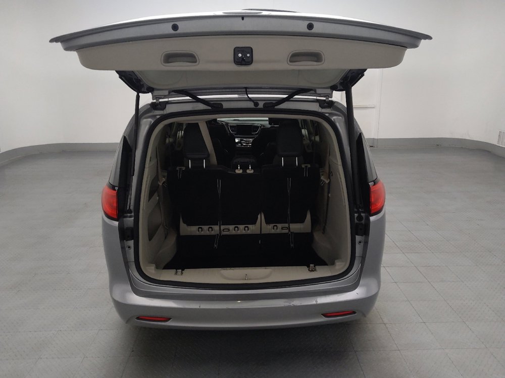 Used 2017 Chrysler Pacifica Touring FWD image 29