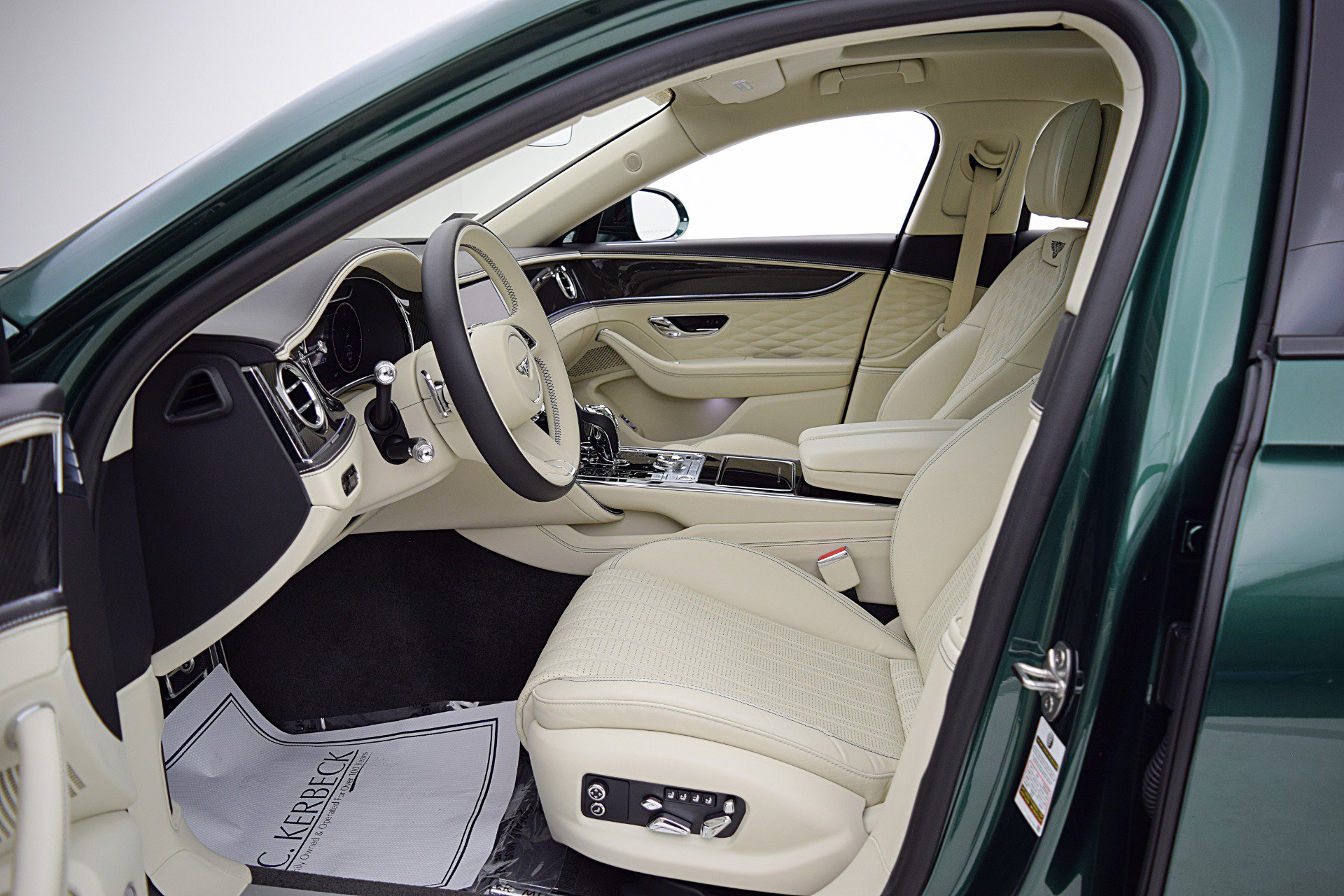 Certified 2022 Bentley Flying Spur V8 AWD/4WD image 33