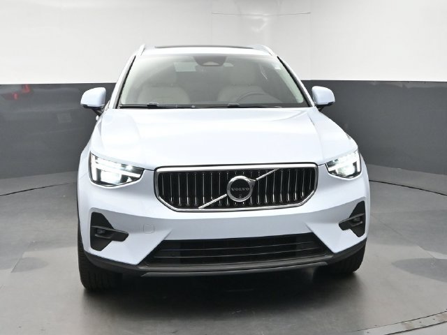 Used 2024 Volvo XC40 B5 Ultimate AWD/4WD image 2