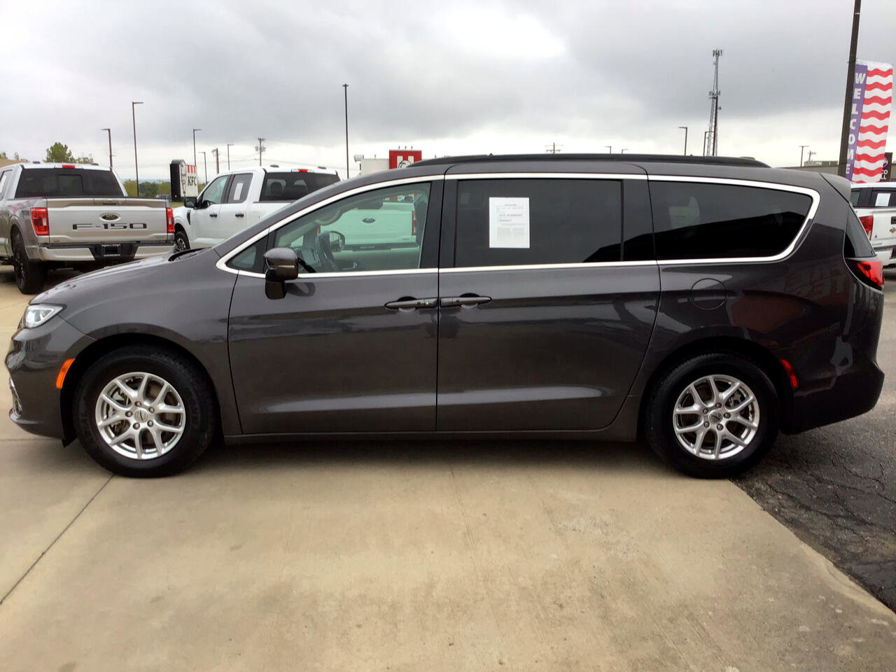 Used 2022 Chrysler Pacifica Touring-L image 6