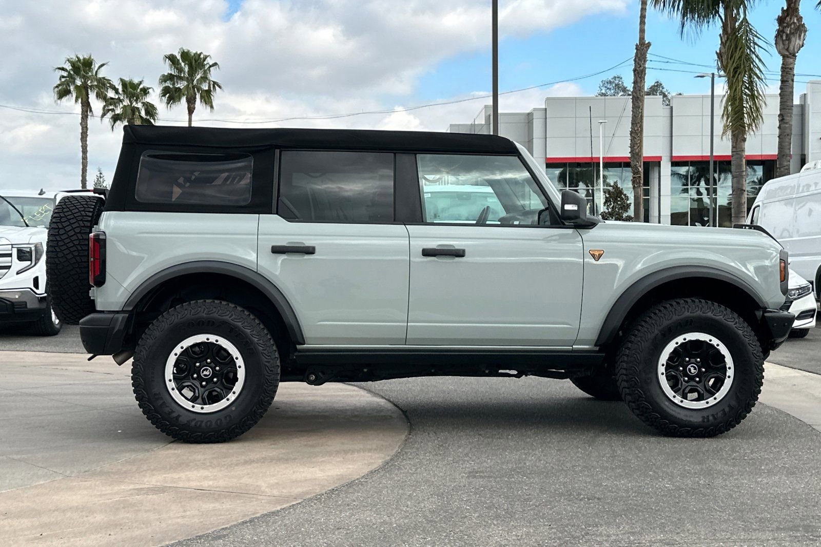 Used 2024 Ford Bronco Badlands image 3