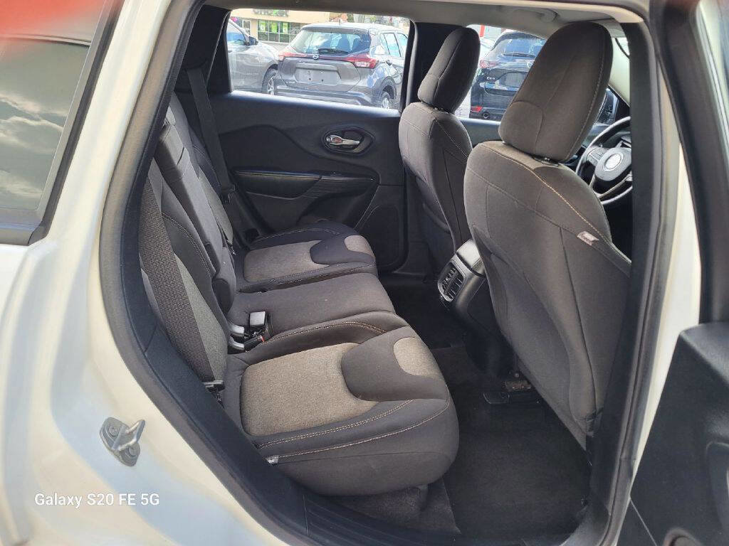 Used 2016 Jeep Cherokee Sport image 12