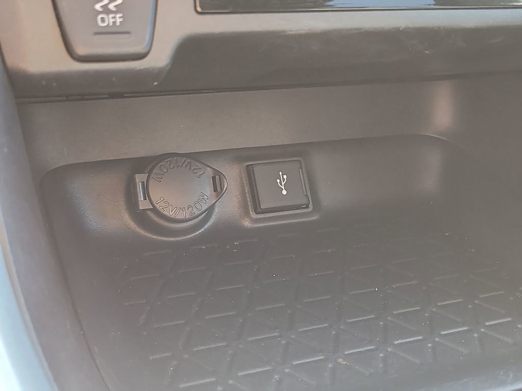 Used 2022 Toyota RAV4 LE image 22