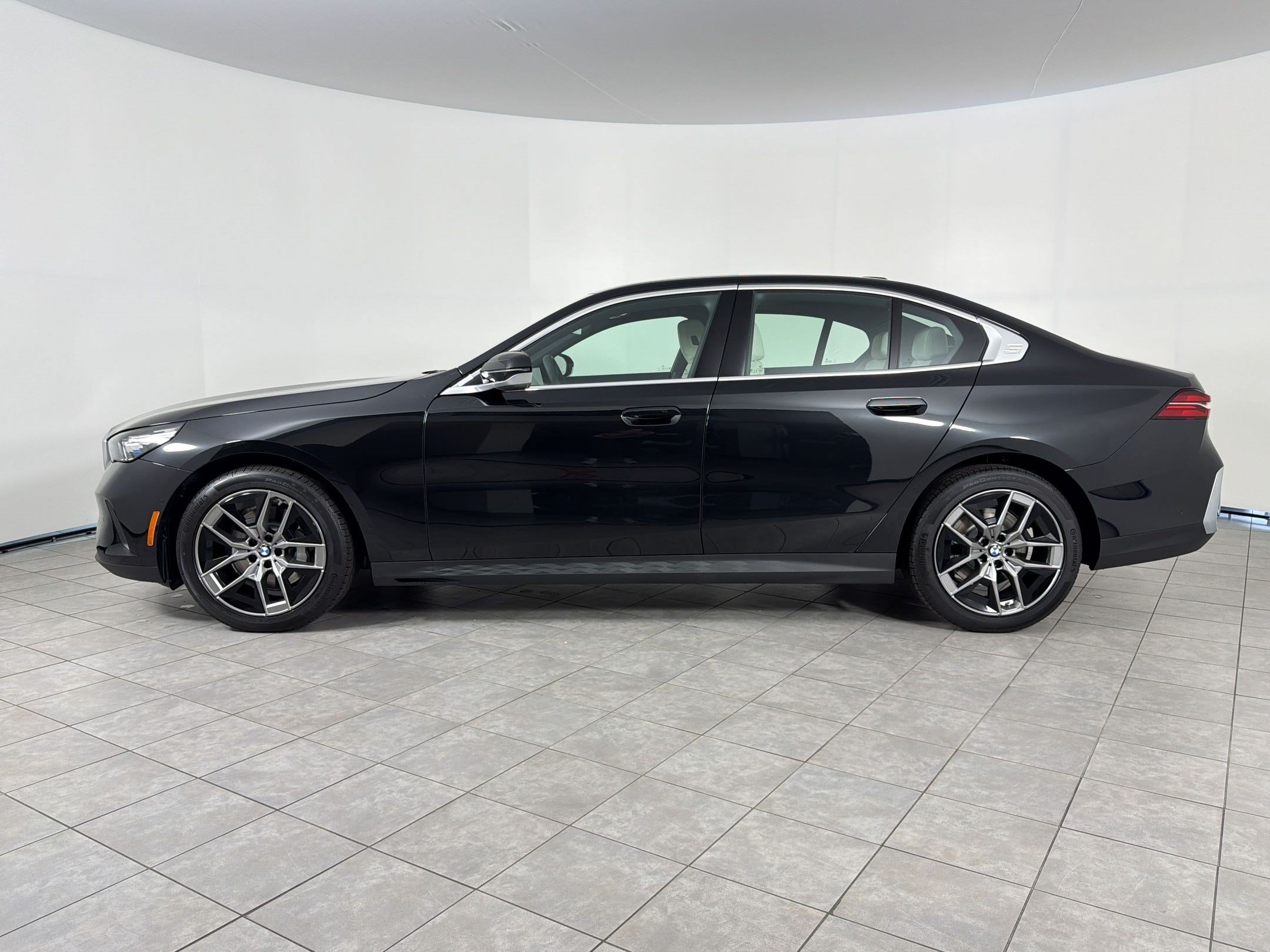 New 2027 BMW 530i RWD image 2