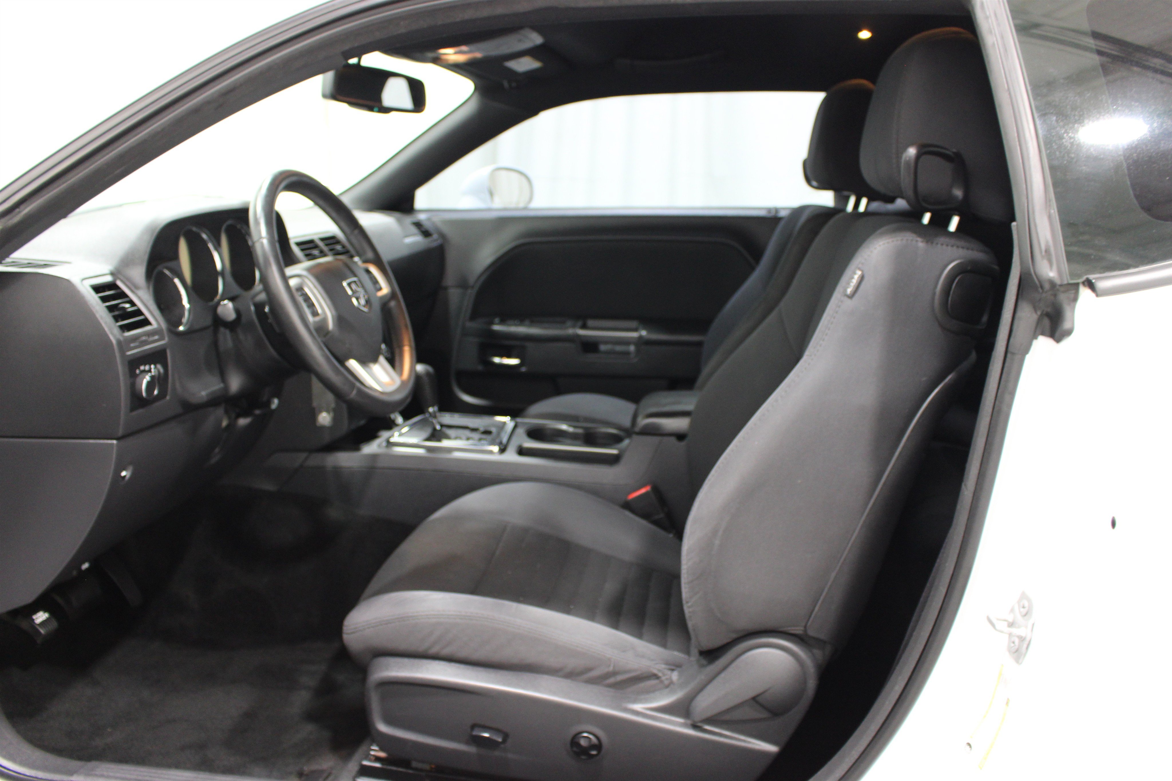Used 2014 Dodge Challenger SXT RWD image 3