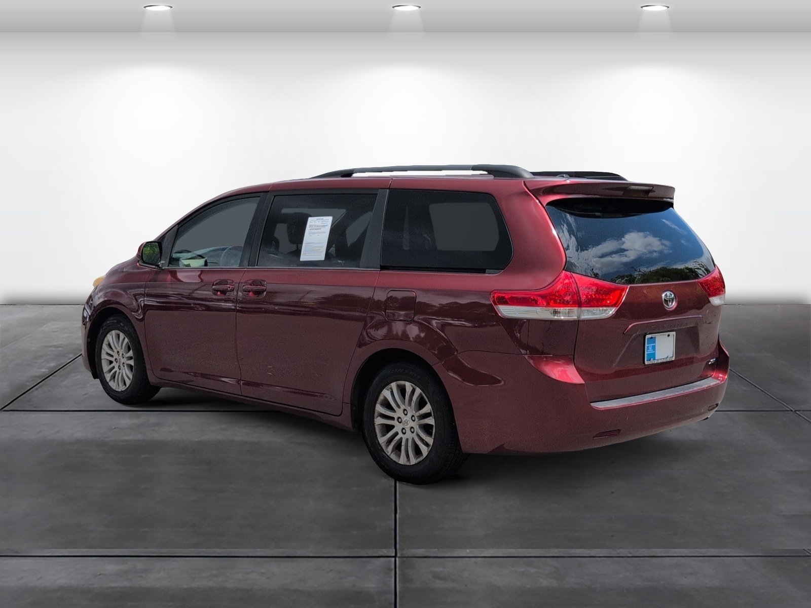 Used 2011 Toyota Sienna XLE w/ Entertainment Pkg FWD image 3