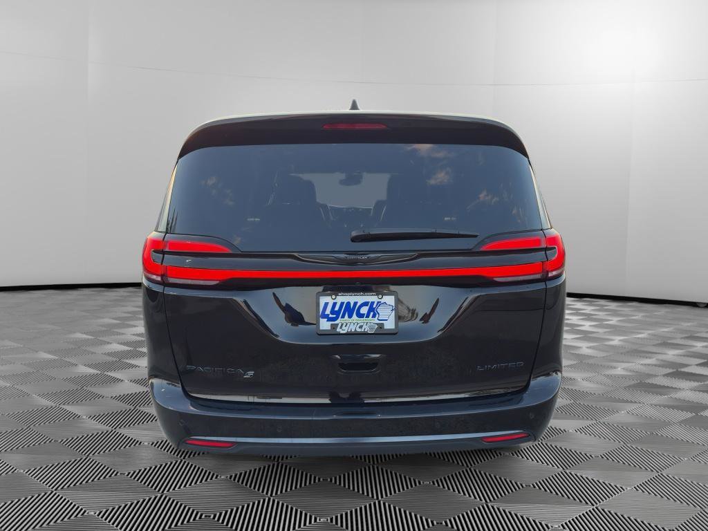 Used 2025 Chrysler Pacifica Limited FWD image 4