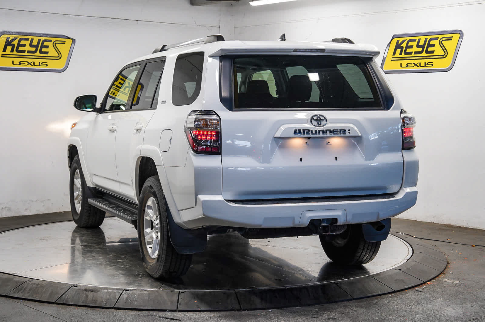 Used 2024 Toyota 4Runner SR5 Premium AWD/4WD image 2