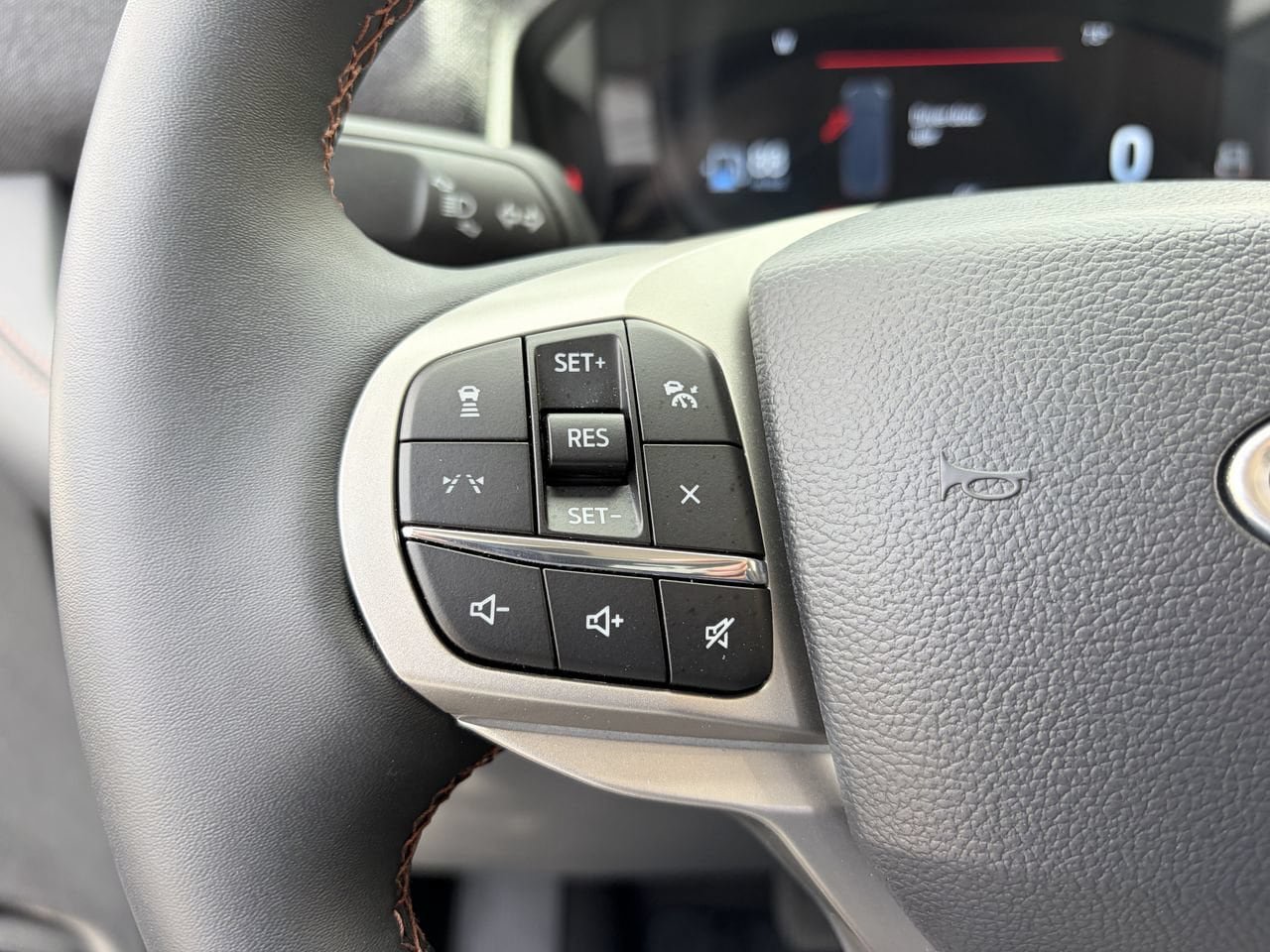 Used 2025 Ford Explorer Active RWD image 21
