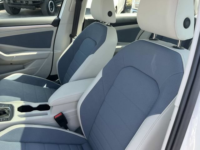 Used 2026 Volkswagen Jetta SE FWD image 32