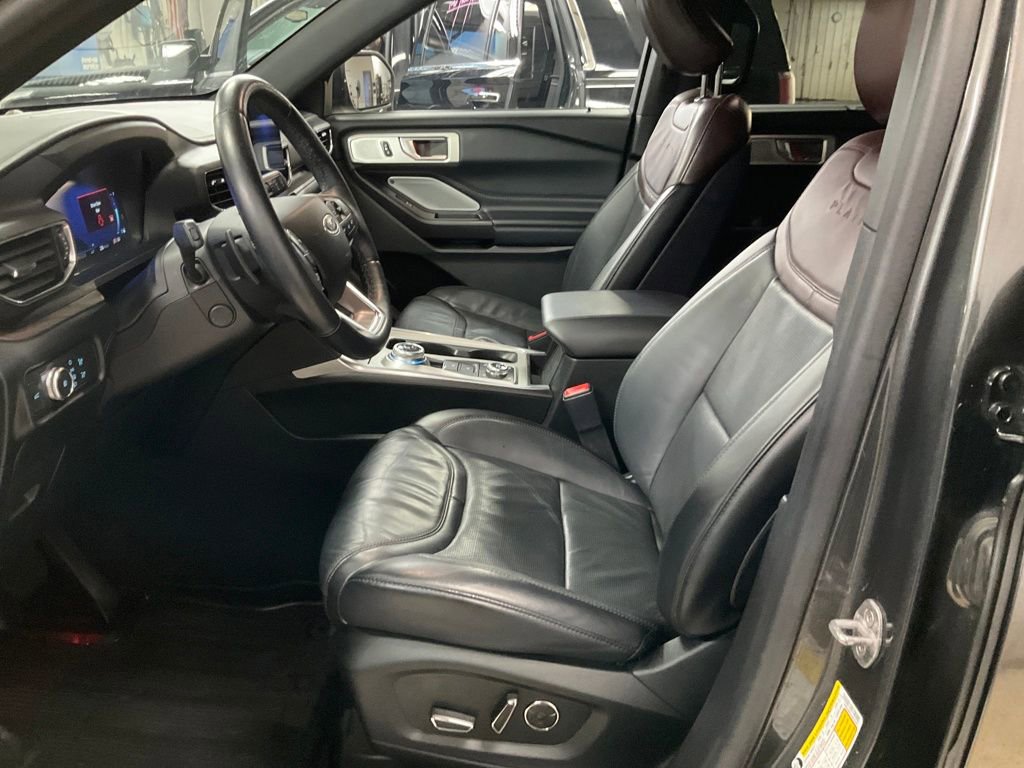 Used 2020 Ford Explorer Platinum w/ Premium Technology Package image 2