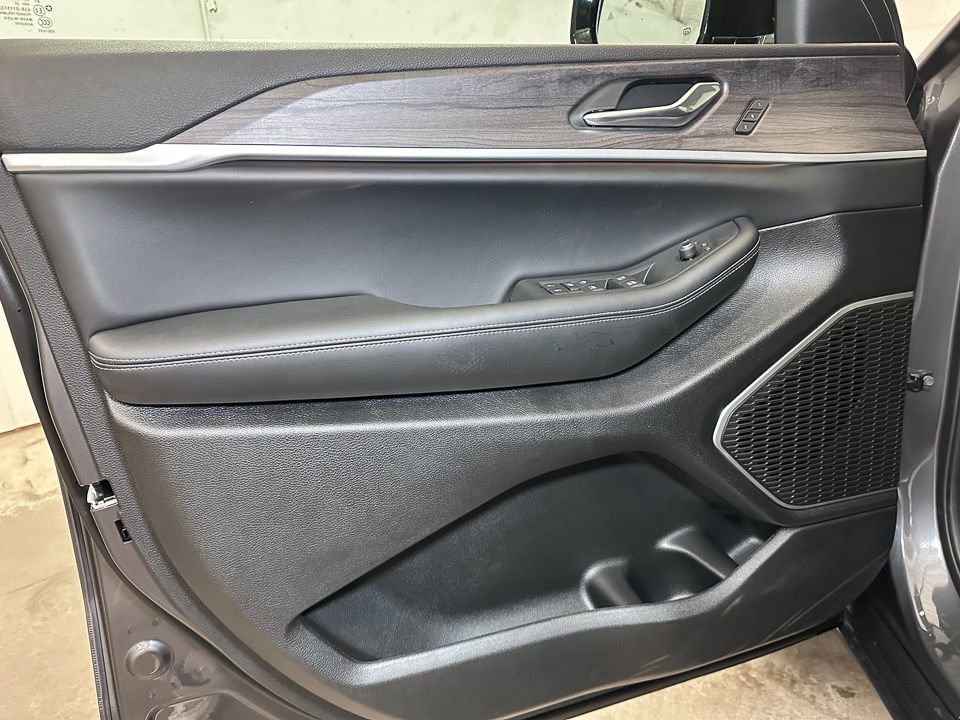 New 2025 Jeep Grand Cherokee Limited image 17