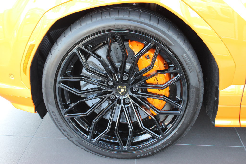 Used 2025 Lamborghini Urus SE AWD/4WD image 28