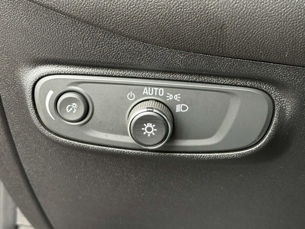 Used 2019 Chevrolet Equinox LS image 28