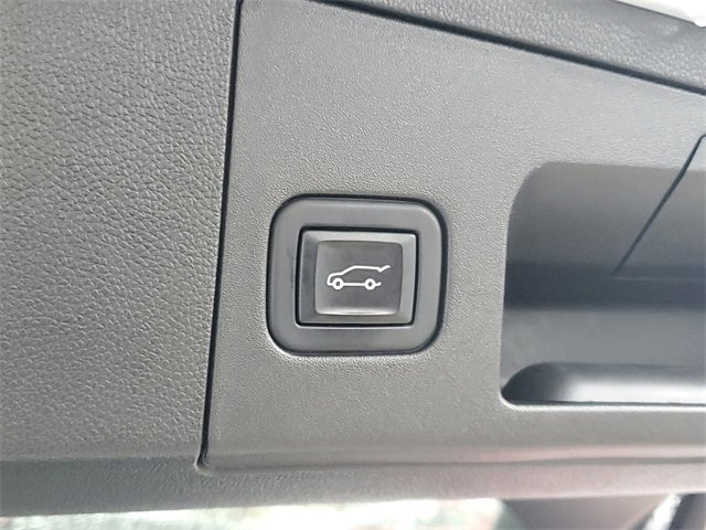 Certified 2022 Cadillac XT4 Luxury w/ Cold Weather Package image 9