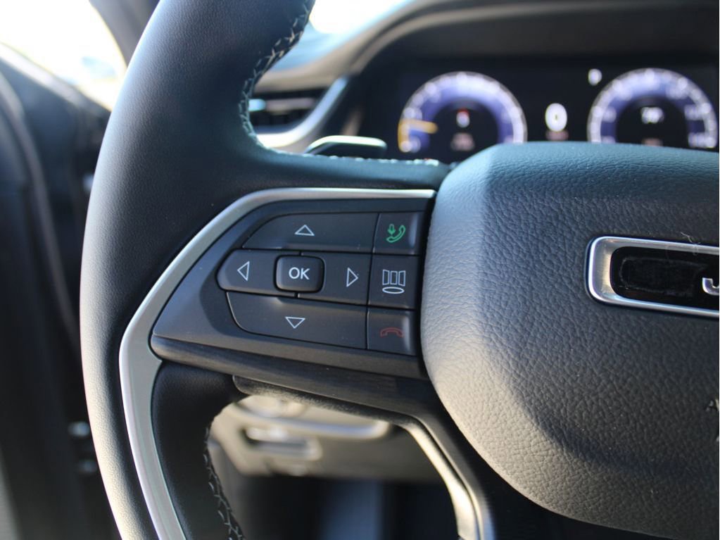 New 2025 Jeep Grand Cherokee L Laredo image 13