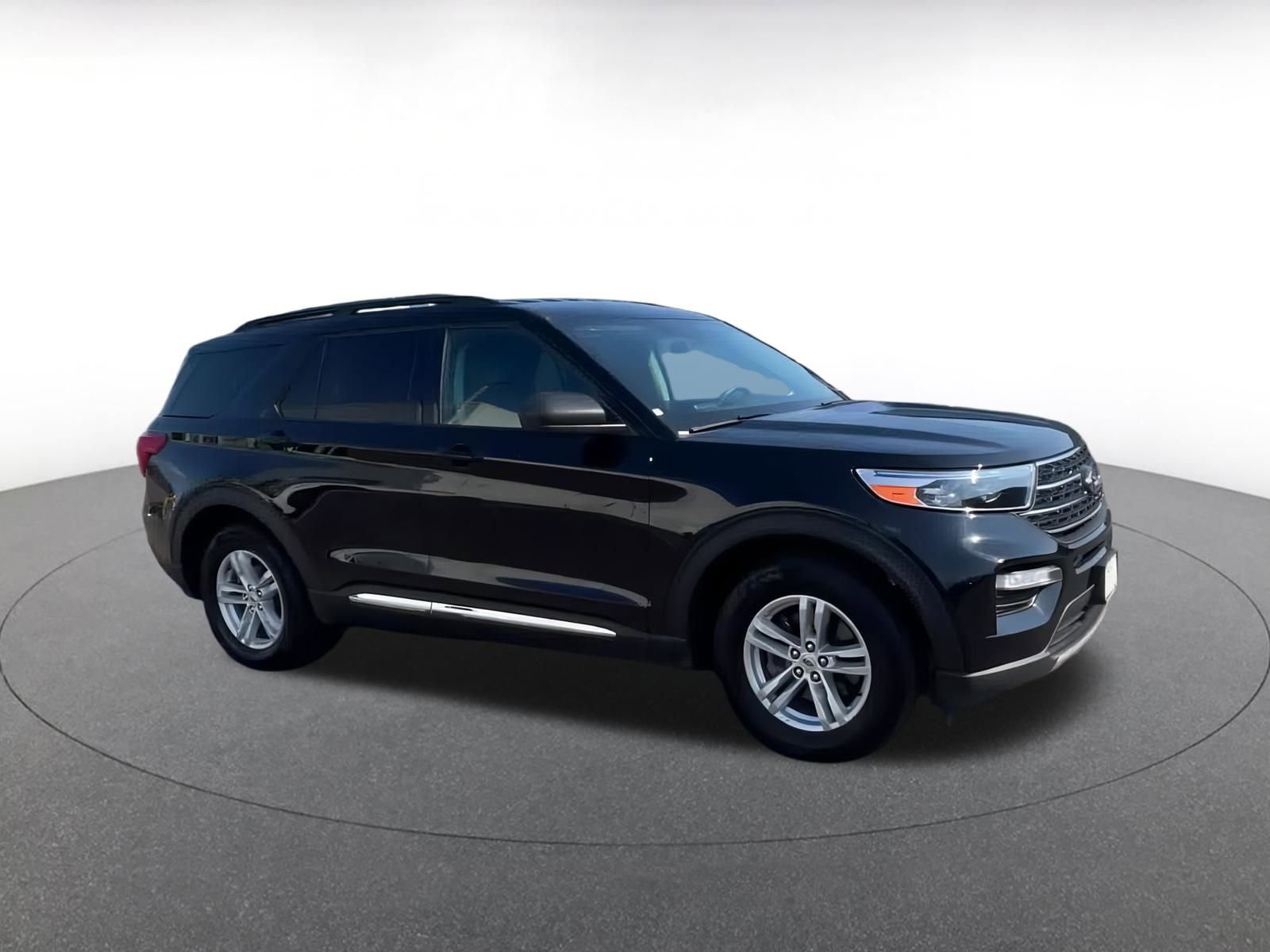 Used 2024 Ford Explorer XLT w/ Equipment Group 202A image 2