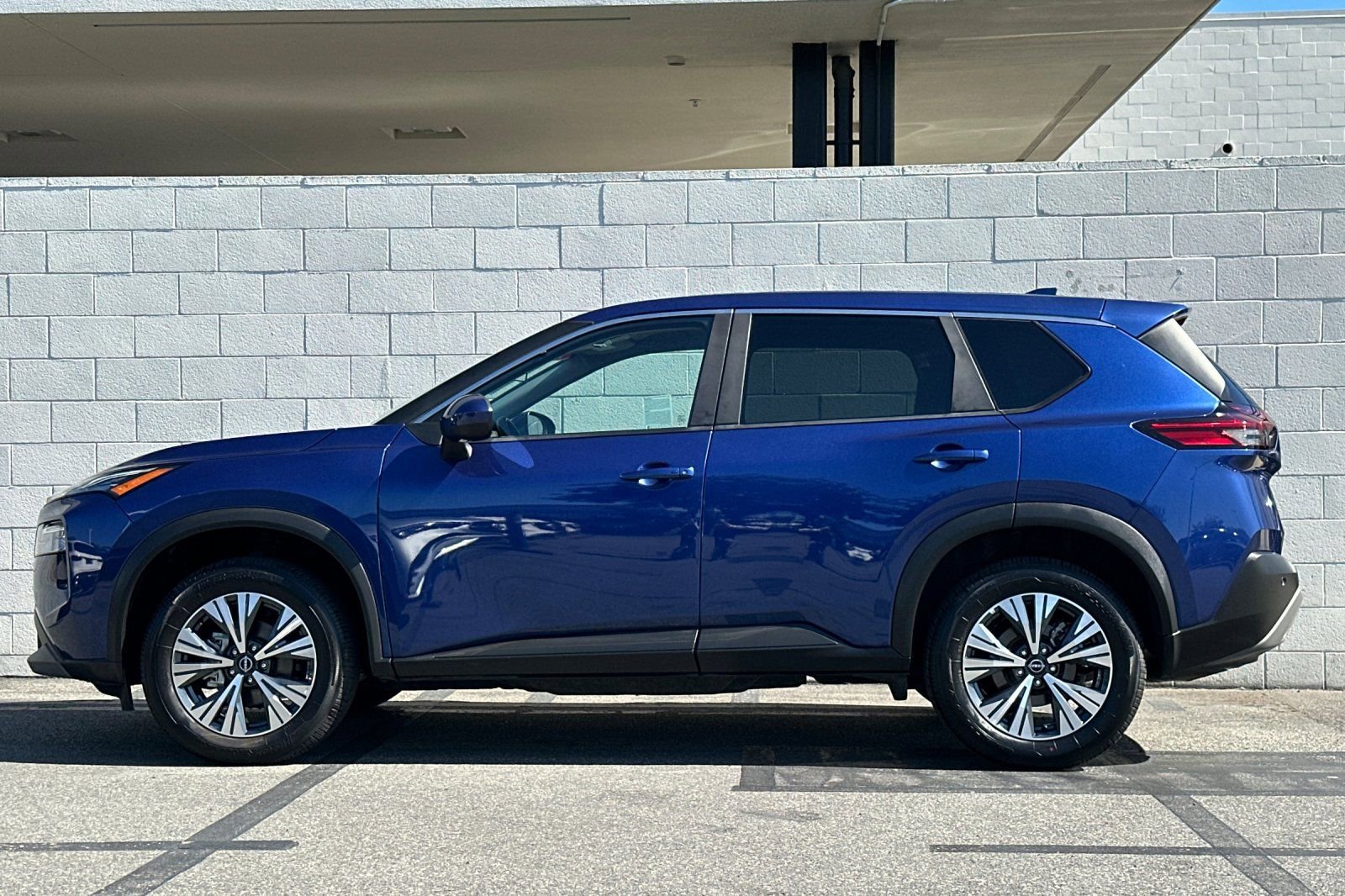 Used 2023 Nissan Rogue SV image 7