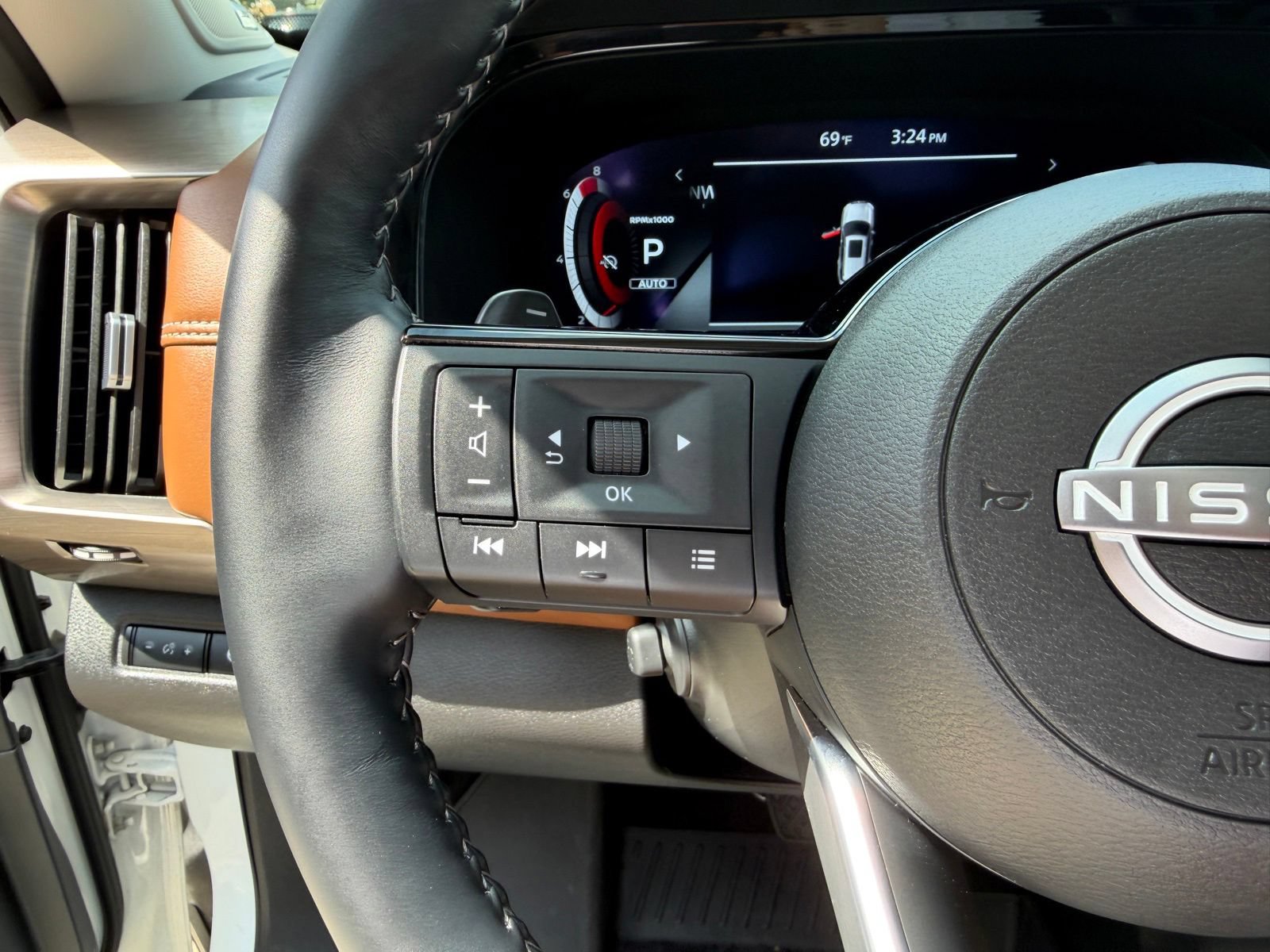 Used 2024 Nissan Pathfinder Platinum AWD/4WD image 13